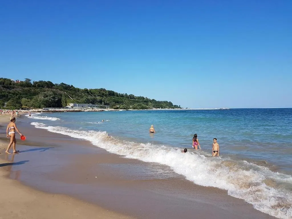 Apartamento Chayka Sea Garden- Entire Flat Or Spacious Private Rooms Or 3-Bed Dorm- Big Balcony Varna